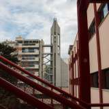 ...sulla quale si affaccia lo snello campanile e l�imponente �vela� della chiesa San Carlo Borromeo, sorta qui nel 1962