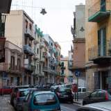 ...si tratta di una delle vie che sfociano su via Principe Amedeo: strade strettissime che spesso formano angoli quasi improvvisi, proprio come avviene per via Fratelli Bandiera, che quasi forma un gomito quando incrocia via Bovio