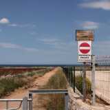 La sbarra che vieta l'accesso alla strada e il cartello che recita: �Propriet� privata"
