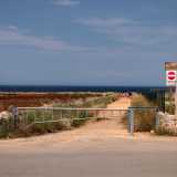 Siamo su via Procaccia, la litoranea di Monopoli, nella zona dominata dalla sala ricevimenti �Copacabana�