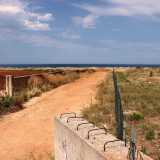 Da qui parte una via sterrata che conduce dopo 250 metri diritti sulla costa