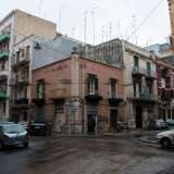 Proprio su quest�ultima strada, all�incrocio con via Libert�, incontriamo Teresa e Annalisa: sono assieme a un�amica che rimane dietro l�uscio di casa, che si apre proprio sulla strada come nelle case di paese