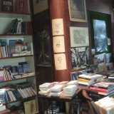 Un'altra panoramica dell'interno della libreria gestita dalla signora De Michele
