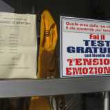 Sulla porta si legge un invito a sottoporsi a un test emozionale gratuito 