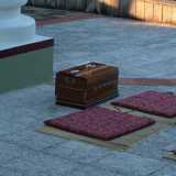 stuoie per la preghiera e "harmonium", davanti all'altare dedicato a Shiva