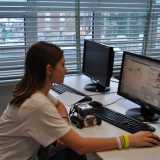 Una studentessa del Verga mentre usa il software Parallax S2, molto gettonato per la programmazione dei robot
