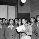 Un coro formato da soldati neozelandesi di origine maori si esibisce ai microfoni di Radio Bari a beneficio delle truppe dei soldati
