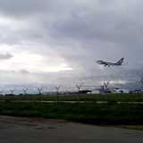 Aereo che si alza in volo fotografato da una piazzola della strada che costeggia la pista dell'aeroporto di Bari Karol Wojtyla