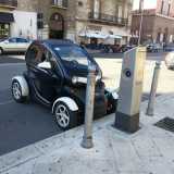 La solita auto monoposto elettrica che effettua la ricarica in corso vittorio Emanuele II