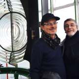 Con Gaetano Serafino (a sinistra) accanto alla lampada del faro