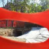 L'entrata dell'ipogeo intravista dalle transenne del cantiere