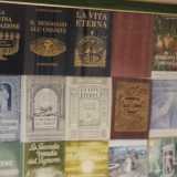 Nella sala, una bacheca riporta le copertine di tutte le opere del fondatore, Alexander Freytag