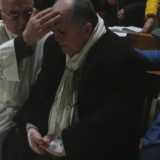 Il prete impone le mani su Lodovico: inizia cos� il fenomeno della lacrimazione di sangue, presente anche sulle mani coperte dalle bende