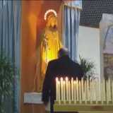 Prima di abbandonare la chiesa Lodovico si reca verso la statua della Madonna per un'ultima preghiera di ringraziamento 