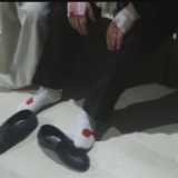 Il signore di Valenzano si toglie le scarpe: anche i calzini appaiono pregni di sangue