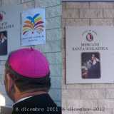 Nella foto di sinistra compare il logo (8 dicembre 2011) - nella foto di destra (oggi) � sparito