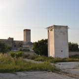 Ed ecco che, quasi nascosta da una grande cabina di trasformazione elettrica, scorgiamo la masseria