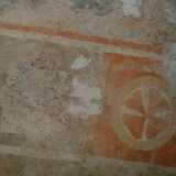 Un affresco con croce templare presente nell'antico edificio di Sovereto