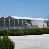 La struttura � divisa in due parti. Il primo edificio di color verde scuro � ritmato da coppie di finestre intervallate da grosse lesene bianche squadrate