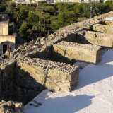 . I singoli merli infatti hanno un'apertura realizzata appositamente per gettare, all�epoca, olio bollente sulle teste degli ospiti indesiderati che fossero riusciti ad arrivare sotto la roccaforte