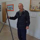 Antonio e un cavalletto costruito con materiale riciclato