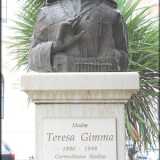 Monumento di Teresa Gimma, in Corso Cavour angolo via Abate Gimma