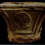 Il capitello della prima met� del secolo X che riporta scolpito il monogramma del funzionario bizantino Leone patrizio e ospitato ora nel Museo Nicolaiano