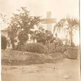 Il nipote di Maiorano, Giuseppe, ci mostra una foto datata 1924 in cui si vede una grossa croce monumentale ergersi tra alcune alcune piante di medio fusto: si tratta prorio della tomba di suo zio, quella che oggi risulta irrintracciabile