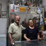 Onofrio, il pi� anziano vinaio di Barivecchia e sua moglie