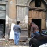Operai su via Savoia cercano le cause delle infiltrazioni nelle fondamenta di un palazzo