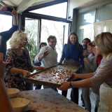 Preparazione della focaccia barese presso l'associazione "Prima" 
