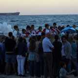 Residenti riuniti sulla spiaggetta di San Cataldo