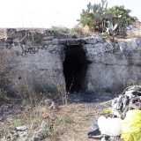 mucchio di rifiuti raccolti davanti a uno dei vani del complesso ipogeo della Caravella, dai volontari di Legambiente e del gruppo speleologico "Vespertilio" di Bari.