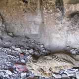 Un altro vano del complesso ipogeo della Caravella. La coperta stesa all'interno e la locandina di una nota marca di birra prodotta a Bari, testimoniano che il vano � utilizzato ancora oggi come rifugio per la notte.