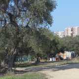 Il campo Rom in Lama Picone, nei pressi dell'ipogeo La Caravella e, sul fondo, alcuni caseggiati che si affacciano sulla lama