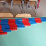 Aste colorate differentemente per l'apprendimento dei numeri: � un gioco montessoriano. L'insegnante Giovanna Pagano lo ha fatto da s�
