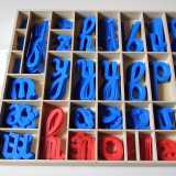 Materiale didattico montessoriano: letterine in corsivo