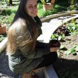 Natalia Semjonova con una piantina di quercia elegante fra le mani