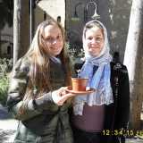 Natalia Semjonova e la sua amica Nadia Harlamova, mostrano la piantina di quercia elegante nel giardino della Chiesa Russa di Bari