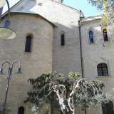 L'angolo del giardino della chiesa russa di Bari in cui si trovano i vasetti con le querce eleganti di Carpignano salentino