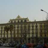 Palazzo colonna, in largo Adua, nei pressi del Kursaal Santa Lucia: il palazzo ospitava, in alto, una sirena antiaerei