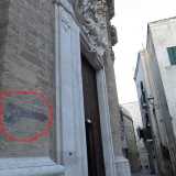 Scorcio della chiesa del Ges�, nel Borgo antico di Bari. A sinistra, evidenziata in rosso, la traccia sbiadita di un vecchio segnale di rifugio antiaerei, indicante Strada Palazzo di citt� 47