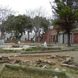 Una veduta panoramica della piazzetta San Francesco di Santo Spirito: sono evidenti le basole sollevate della pavimentazione che sar� sostituita