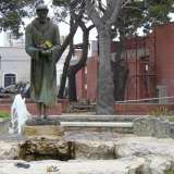 La statua di San Francesco che d� il nome ai giardinetti pubblici di Santo Spirito. Alle sue spalle � visibile uno zampillo d'acqua della fontana