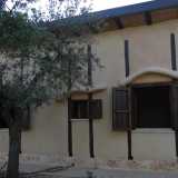 Retro della casa di paglia a Conversano: sulle finestre sono ben visibili le particolari pensiline fatte di rami d'ulivo intrecciati, riempiti di paglia e ricoperti da strati di terra cruda e calce  