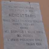 La lapide commemorativa del 1966 che ricorda gli appestati del 1815-1816 nei pressi dell'ex luogo di sepoltura, oggi giardinetto pubblico