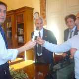 L'agricoltore Vincenzo Rodio consegna una bottiglia del suo olio di ulivi secolari al Presidente della Commissione Bilancio della Camera Francesco Boccia.