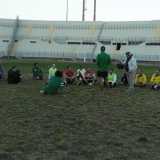 La squadra riunita a centrocampo. Sullo sfondo le tribune dello stadio della Vittoria