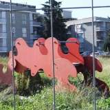 Giostrine abbandonate nel campo dove dovrebbe sorgere la scuola del Villaggio del lavoratore: ma su questo terreno potrebbe essere costruito un palazzo