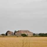 Siamo andati a visitare l�ex stabilimento De Laurentis, raggiungibile attraverso la strada provinciale 236 che collega Santeramo a Matera. Poco prima di incrociare la Sp 41 sulla sinistra si stacca una viuzza di campagna che porta dopo pochi metri davanti all�inconfondibile profilo della struttura